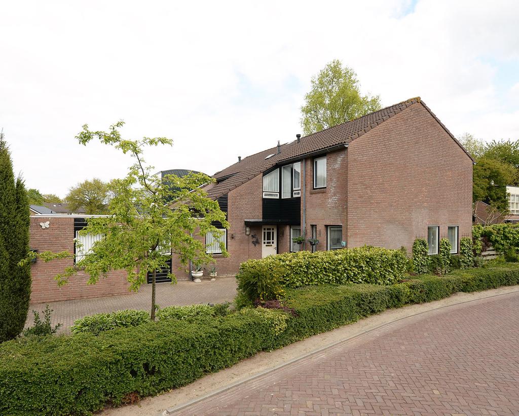 Kenmerken Soort Type Kamers Woonoppervlakte Perceeloppervlakte Inhoud eengezinswoning 2-onder-1-kapwoning 6 123 m² 238 m²