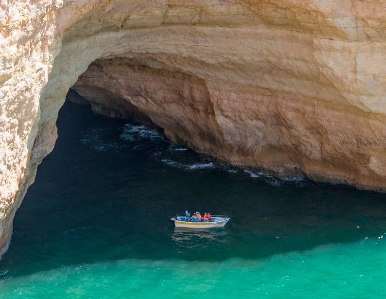 Een van de vele grotten in de Seven Hanging Valleys route Grotten en ziplinen Voor speleologen zijn er verschillende ondergrondse grotten in de Algarve, in het bijzonder in Moncarrapacho en Loulé.