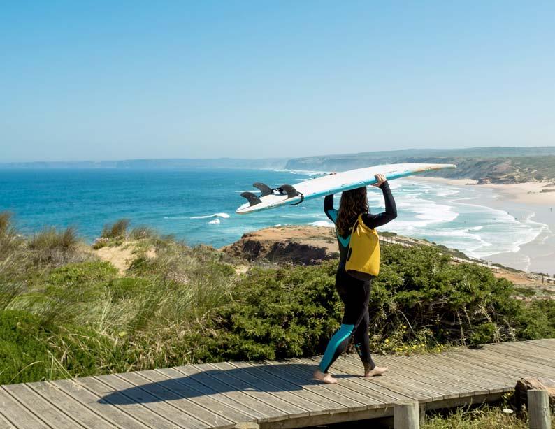 Costa Vicentina De Costa Vicentina is ideaal voor surfen en bodyboarden. De stad Odeceixe, die het begin markeert van de Algarve, heeft een breed strand.
