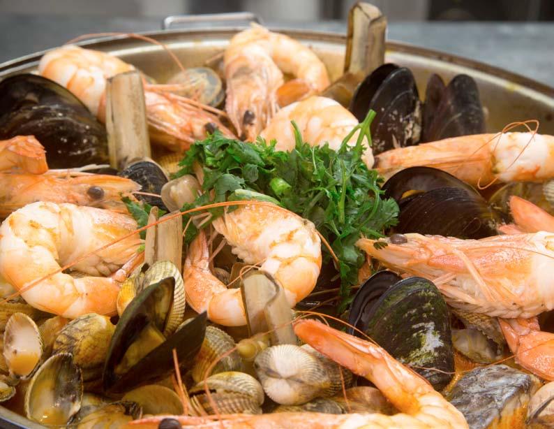 Gastronomie De traditionele gerechten in de Algarve bestaan uit veel vis en zeevruchten. De specialiteit van de regio is cataplana, een bouillabaisse.