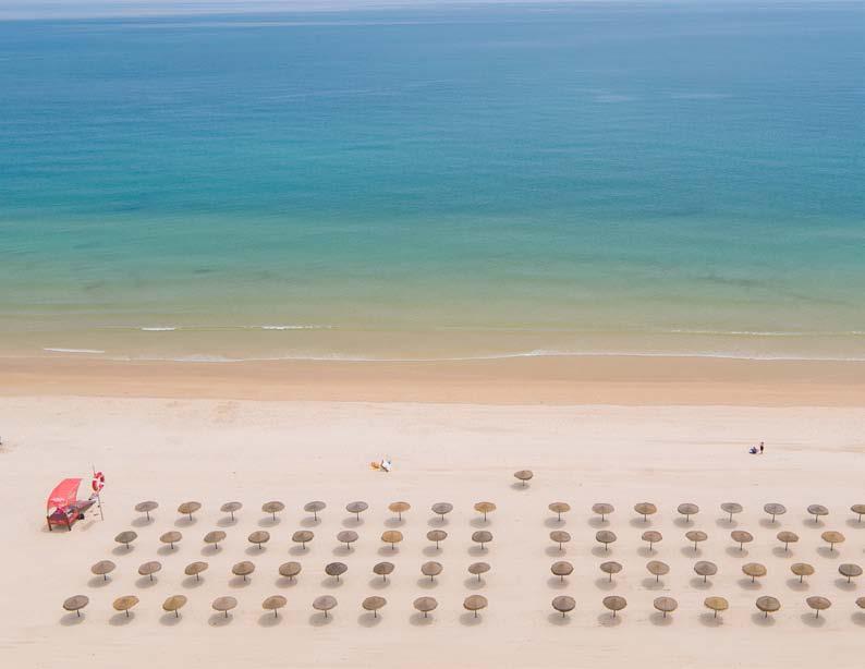 Toegankelijk met een handicap De Algarve heeft acht stranden die toegankelijk zijn voor mensen met een handicap; Salema, Meia Praia, Porto de Mos, Luz, Alvor, Quarteira, Monte Gordo en Manta Rota.