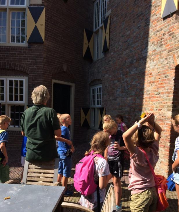 Groep 7-8 Vorige week zijn we naar de bibliotheek in De Pluk gefietst. We hebben gezien hoe het uitleensysteem werkt en waar we alle boeken kunnen vinden.