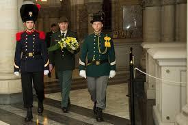 Op jonge leeftijd werd hij in het leger bij de Grenadiers opgeleid Nadien vervoegde hij als Kapitein de rangen van de Carabiniers waar hij