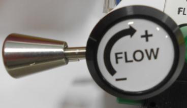 flowklepsysteem eenvoudig controleren. De kalibratie van het concentratiepercentage kan worden gecontroleerd door de concentratieregelknop op 50% in te stellen en de flowregelknop op 3 tot 4 l/min.