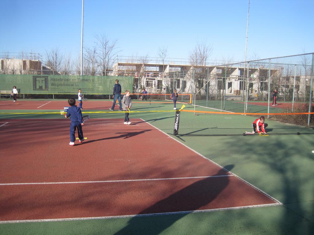 Mededelingen van Tennisschool Berry Janse Het zomerseizoen is begonnen en de tennislessen zijn in volle gang op Love 70. Daarnaast is uiteraard ook weer de voorjaarscompetitie van start gegaan.