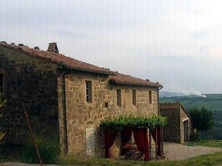 Casa Montevista maakt wel min of meer deel uit van het hierboven omschreven landgoed, maar ligt op zo n 20 minuten rijafstand vanaf het kasteel, in de richting van Montalcino.