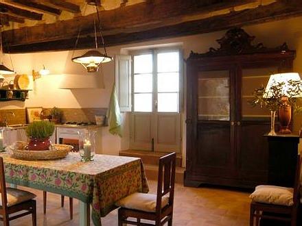 terras. Tip : I Lecci, een klein restaurant op 7 km. afstand met heerlijke gerechten en een mooi terras. www.agriturismoilecci.it Indeling (280 m2, 8 pers.
