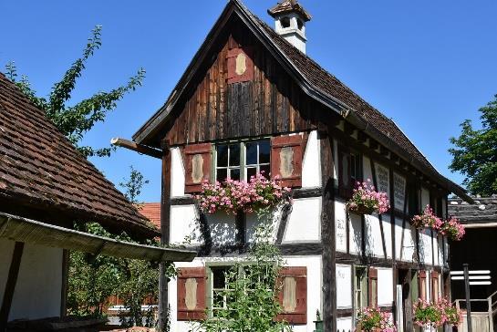 Wanneer ik jou deze twee plaatjes laat zien zie je waarschijnlijk direct dat het allebei huizen zijn. Toch zien de twee afbeeldingen er heel anders uit.