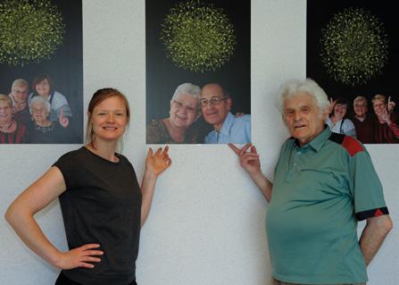 Vriendschap onder de Maretak Misschien hebben jullie het al gezien in onze gangen en de cafetaria, we hebben nieuwe foto s aan de muur.