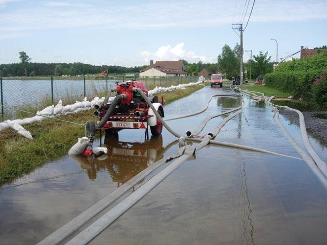 Figuur 2-3: Overstroming in de Papenvijverstraat op de linkeroever van de Hertsbergebeek