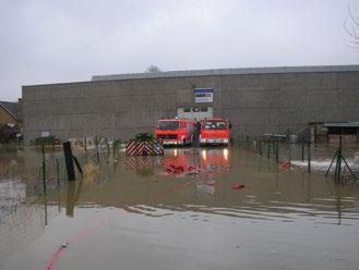 Figuur 11-3: Overstromingen ter hoogte van een bedrijvenloods in de Korteweg te Ledegem (linksboven) en ter hoogte van het Chiro-lokaal van Gullegem (onderaan) in maart