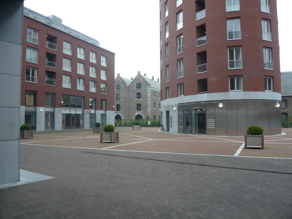 OMGEVINGSFACTOREN Het representatieve en onder stedelijk architectuur gebouwde zaken-/ wooncomplex Markendaal is gelegen in het hartje centrum van Breda.