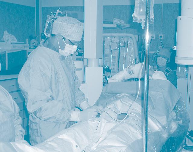 Doorheen deze buisjes kunnen dan langere katheters worden binnengebracht die doorgeschoven worden naar het hart. De katheters zijn hol van binnen.