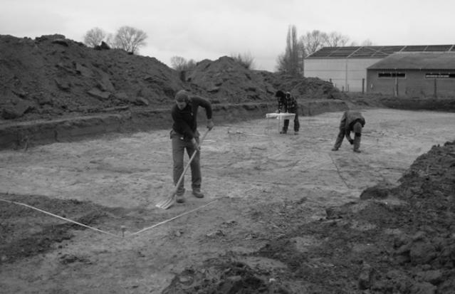 De archeologen van Monument nv aan het werk Week 2 (28/11 02/12/2011) Het archeologisch onderzoek ging verder met het volledig intekenen van alle sporen tot een grondplan.