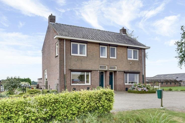 Deze 2 karakteristieke woonhuizen zijn gesitueerd op een perceel van 3135 m² grenzend aan Landgoed Gorp en Roovert en hebben dan ook een schitterend, panoramisch