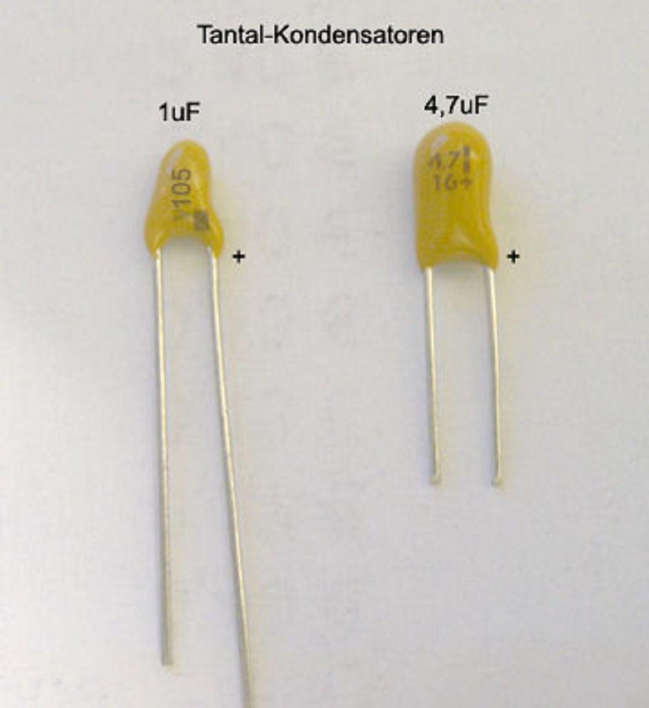 Breng de weerstand R3 ( 680 Ohm) aan en soldeer deze vast. We gaan nu de condensatoren plaatsen. Let bij alle condensatoren op de juiste polarisatie. Zie afbeelding 1.