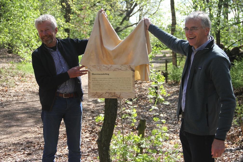 Twee houtkunstenaars geven de Muzen van Weverslo een nieuw gezicht Twee houtkunstenaars, Will Schropp en Roel van Wijlick hebben
