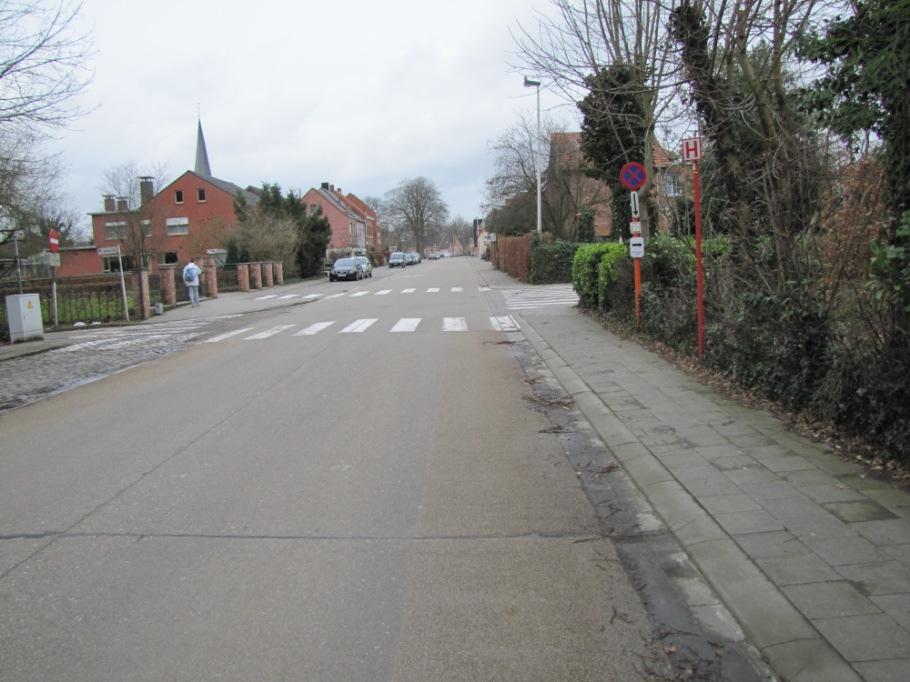 CONTROLEPUNT 3 Kruispunt Sint-Jozeflei, Marialei en Holstraat recht oversteken. Hier geldt de voorrang aan rechts. 1. Vertragen 2.