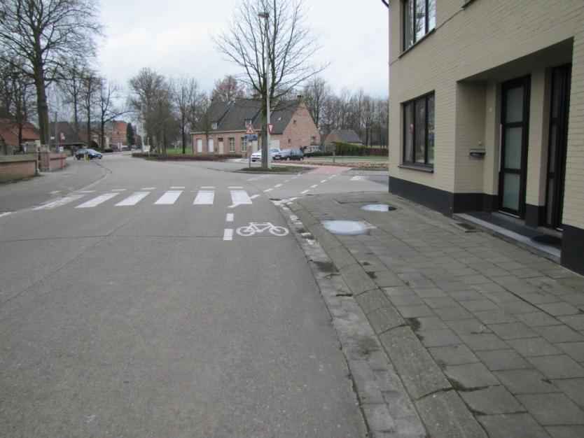 CONTROLEPUNT 4 De Berckhovenstraat oversteken op het fietspad. 1. We vertragen en kijken goed uit of er voertuigen van uit de Berckhovenstraat of in de Berckhovenstraat willen rijden. 2.