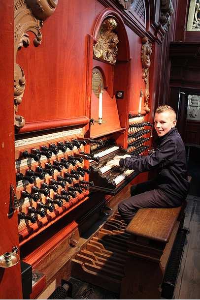 Samenzangavond Op zaterdag 3 september organiseert Maurits ten Hoor een samenzangavond in de Oude Kerk in Zwijndrecht. Deze kerk bezit een orgel van de firma Verweijs.