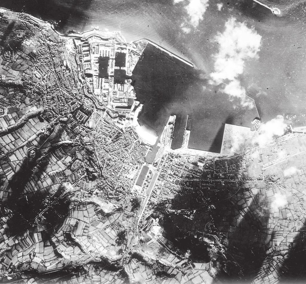 Een luchtfoto van Cherbourg die door de RAF is gemaakt.