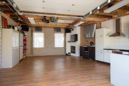 Binnen is de ruimte voorzien van een laminaat vloer, een toilet, een keukenblok met een elektrische 4-pits kookplaat met afzuigkap en een