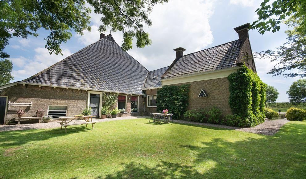 3 landelijk-wonen.nl Kop-hals-rompboerderij De kop-hals-rompboerderij is gebouwd omstreeks 1890. Het geheel is opgetrokken in steensmuren.