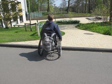 Advies: Maak een afgeschuinde oprit naar het trottoir