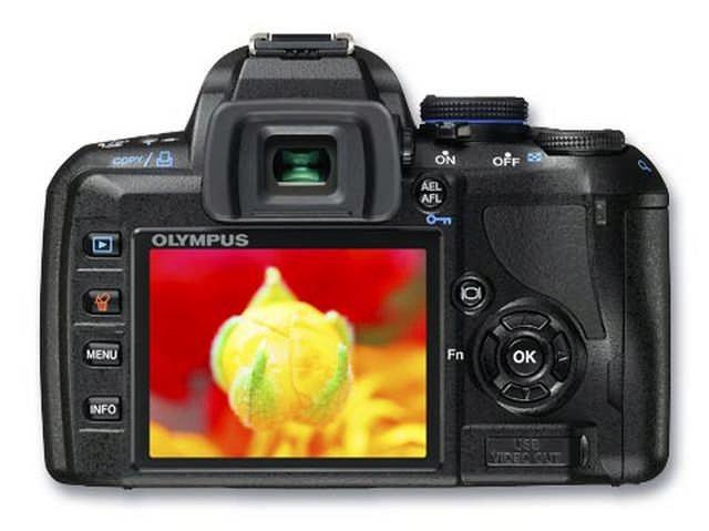 De Olympus E-450 brengt de artiest in jou naar boven Aartselaar, 31 maart 2009 De Olympus E-450 giet de superieure kwaliteit van een E-System D- SLR-camera, gekoppeld aan compact gebruiksgemak, in