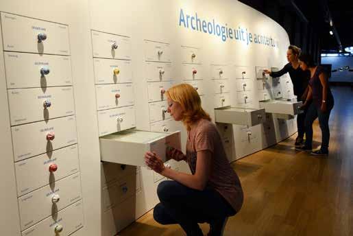 In het Rijksmuseum van Oudheden in Leiden staat een hele grote kast met laden.