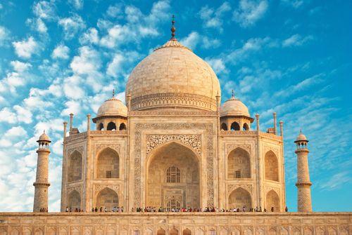 Het werd gebouwd in opdracht van de Mogolkeizer Shah Jahan ter nagedachtenis van zijn geliefde tweede vrouw Mumtaz Mahal, die in 1631 stierf in het kraambed en wiens dood de keizer zo aangreep dat