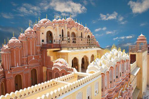 Dag 6: Jaipur Ontbijt. Bezoek aan het paleis van Jaipur, de woonst van de huidige maharadja. In de zalen die als museum zijn ingericht, ziet u de mooiste voorbeelden van Mogholkunst.