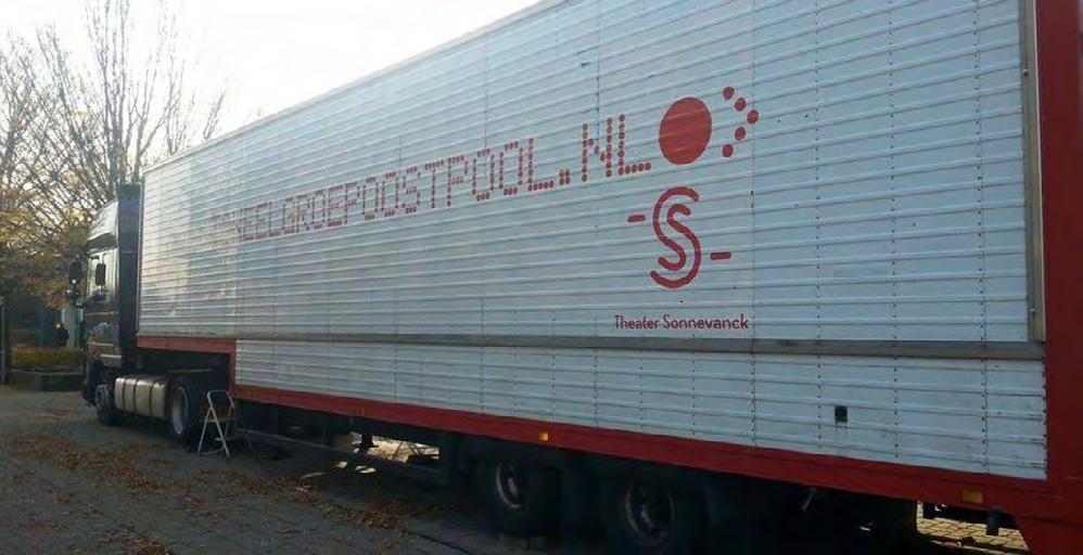 De vrachtwagen met trailer rijdt naar middelbare scholen en parkeert op het schoolplein.