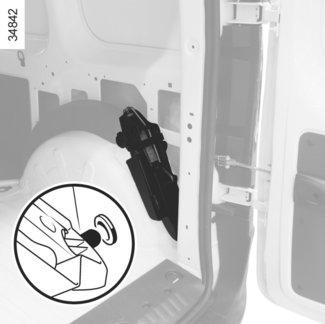 GEREEDSCHAP 1 2 3 4 Om het gereedschap 1 uit de bagageruimte te halen Afhankelijk van de auto, kan het onder een klep verborgen zijn, open deze.