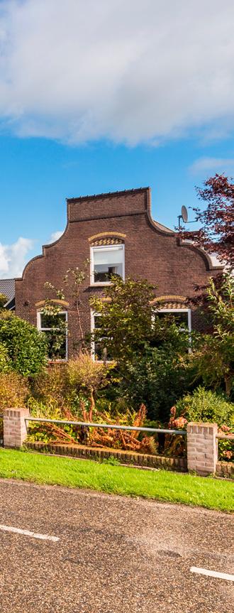 Algemeen : Deze sfeervolle woning met klokgevel dateert uit omstreeks 1864 en is gebouwd van stenen muren met een pannen kap. Vroeger hoorde het huis bij de naastgelegen boerderij.