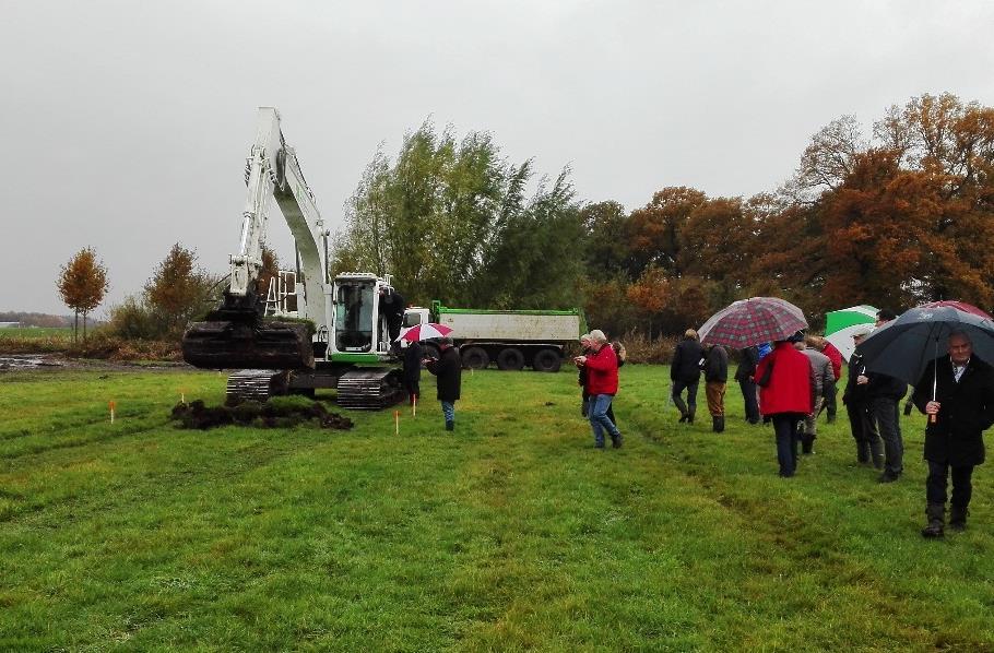 De eerste (graafmachine-)schop in de grond voor aanleg van een poel nabij landgoed Croy. Onder een laag van ongeveer 20 cm zwarte grond en veen zien we een grijze leemachtige bodem.