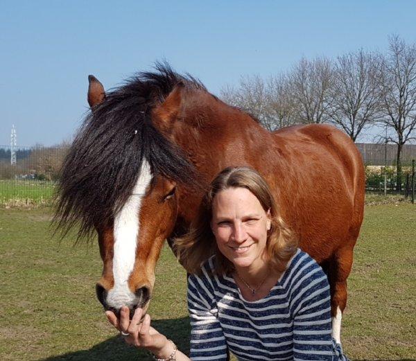 De grote hobby van Joyce is paarden. Zij heeft een mooiestal en buitenterrein aan het begin van Amerongen naast de volkstuinen. Nu heeft ze op 1 april 2016 een coaching bedrijf opgericht.