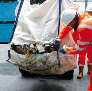 Voor de opslag van dit afval op het schip nemen de vissers big-bags mee aan boord.