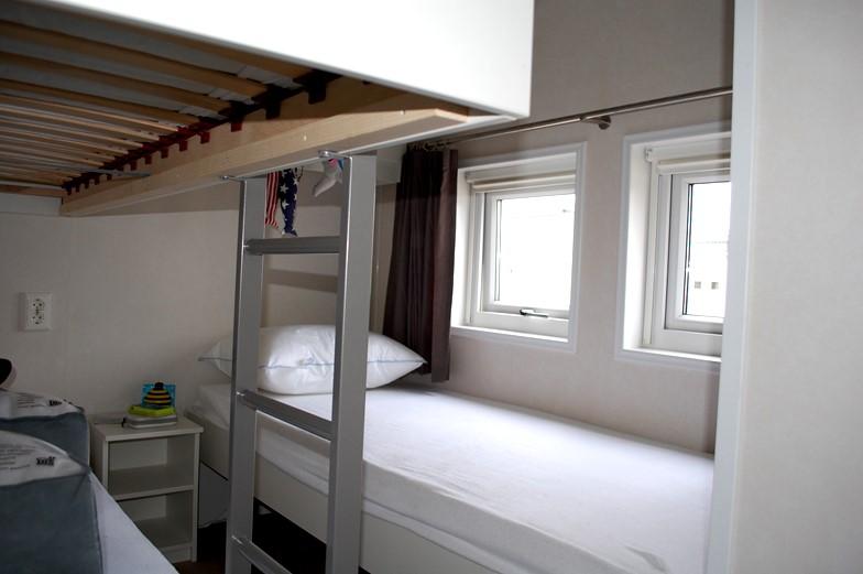 een tweepersoonsbed, 1 slaapkamer met een stapelbed