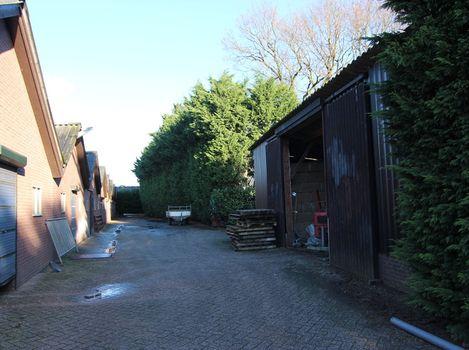 LIGGING & INDELING Bij het bedrijf staat ook een bedrijfsloods/ kapschuur voor het opslaan van voer en machines het betreft een eenvoudige loods van hout op stenen voet met golfplaten bedekt,