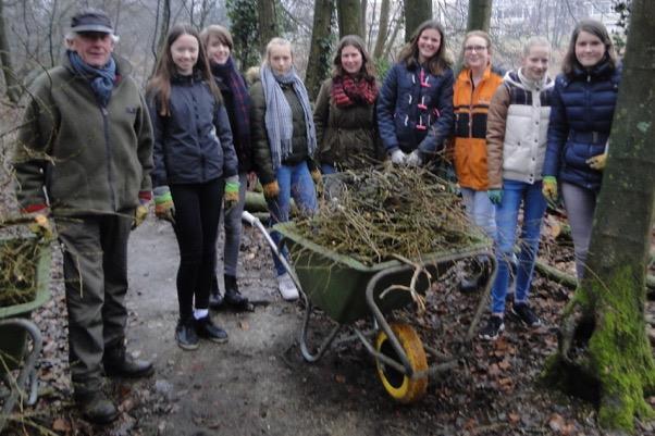 30 januari Piet werd geholpen met het afvoeren van losliggend hout door 8 leerlingen van het Piersoncollege. Joop zorgde voor warmwater en s middags trakteerde hij op worstenbroodjes.