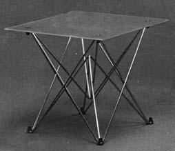 Tafeltje Op de foto hiernaast staat de afbeelding van een tafeltje. Het tafeltje bestaat uit een aluminium onderstel met daarop een glazen plaat. e vragen 15, 16 en 17 gaan over het onderstel.