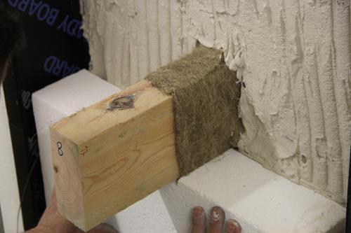 De isolatie wordt volvlakkig tegen de muur gelijmd en afgewerkt met een dampopen pleisterlaag.