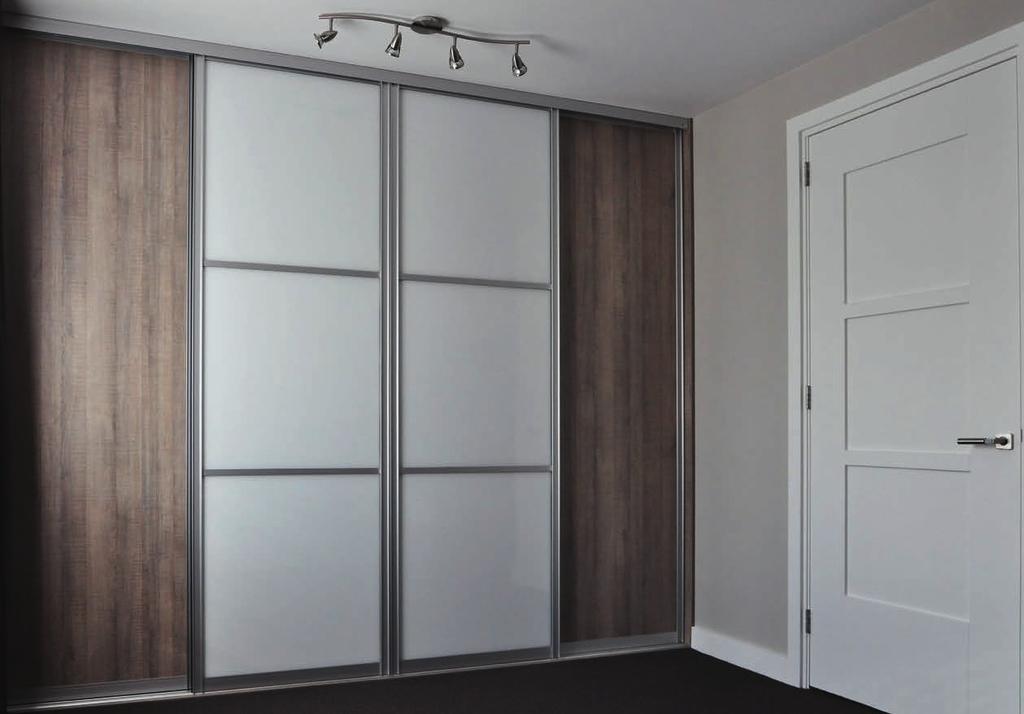 Schuifdeuren met greeplij st Schuifdeuren worden op maat gemaakt en voegen zich naar uw ruimte. Het deurframe en railsysteem zij n van hoogwaardig geanodiseerd aluminium gemaakt.