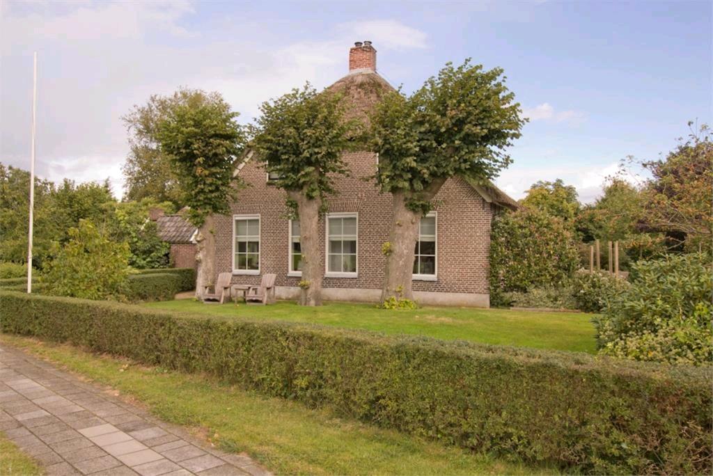 SPIER - BRINKKAMPEN 33 Prijs op aanvraag Op uitstekende bereikbare locatie gelegen vrijstaande Saksische woonboerderij met vrijstaande recreatiewoning op een kavel van 2462 m².