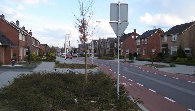 Langs de Esstraat is er verder sprake van een rij projectmatig gebouwde arbeiderswoningen in de vorm van twee-onder-een-kapwoningen.