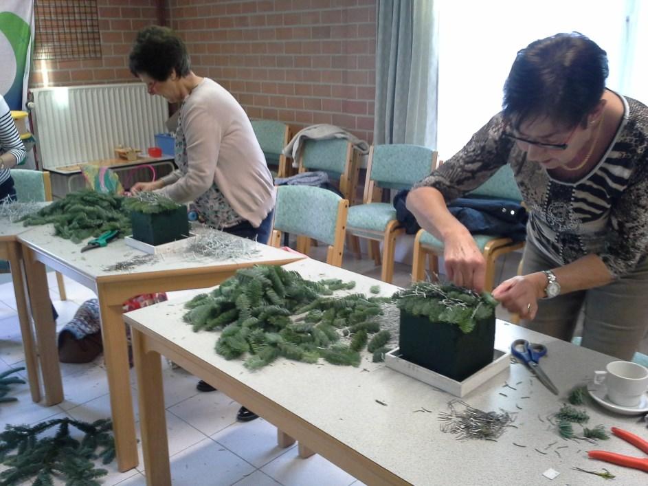 Fleur je huiskamer op met een zelfgemaakt bloemstuk.