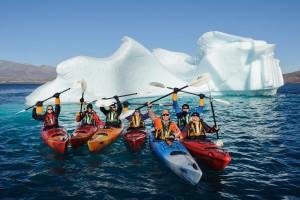 Kajakken GRATIS Peddel uw weg door de polaire wateren Kajakken is één van de meest bijzondere en individuele manieren om de afgelegen en ruige kusten van het Noordpoolgebied en Antarctica te