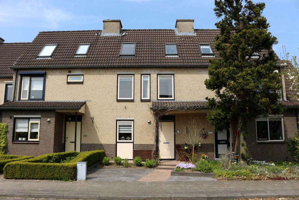 DE TUIN IS ONDER ARCHITECTUUR AANGELEGD EN IS ZONNIG GELEGEN. HET TOILET EN DE BADKAMER ZIJN RECENT VERNIEUWD EN LUXE AFGEWERKT. KORTOM EEN BEZICHTIGING MEER DAN WAARD.