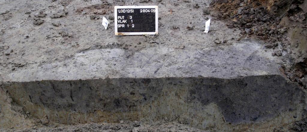 Sleuf 3 wordt aan de westkant tevens begrensd door een met los zand gevulde betonnen fundering. Figuur 4.
